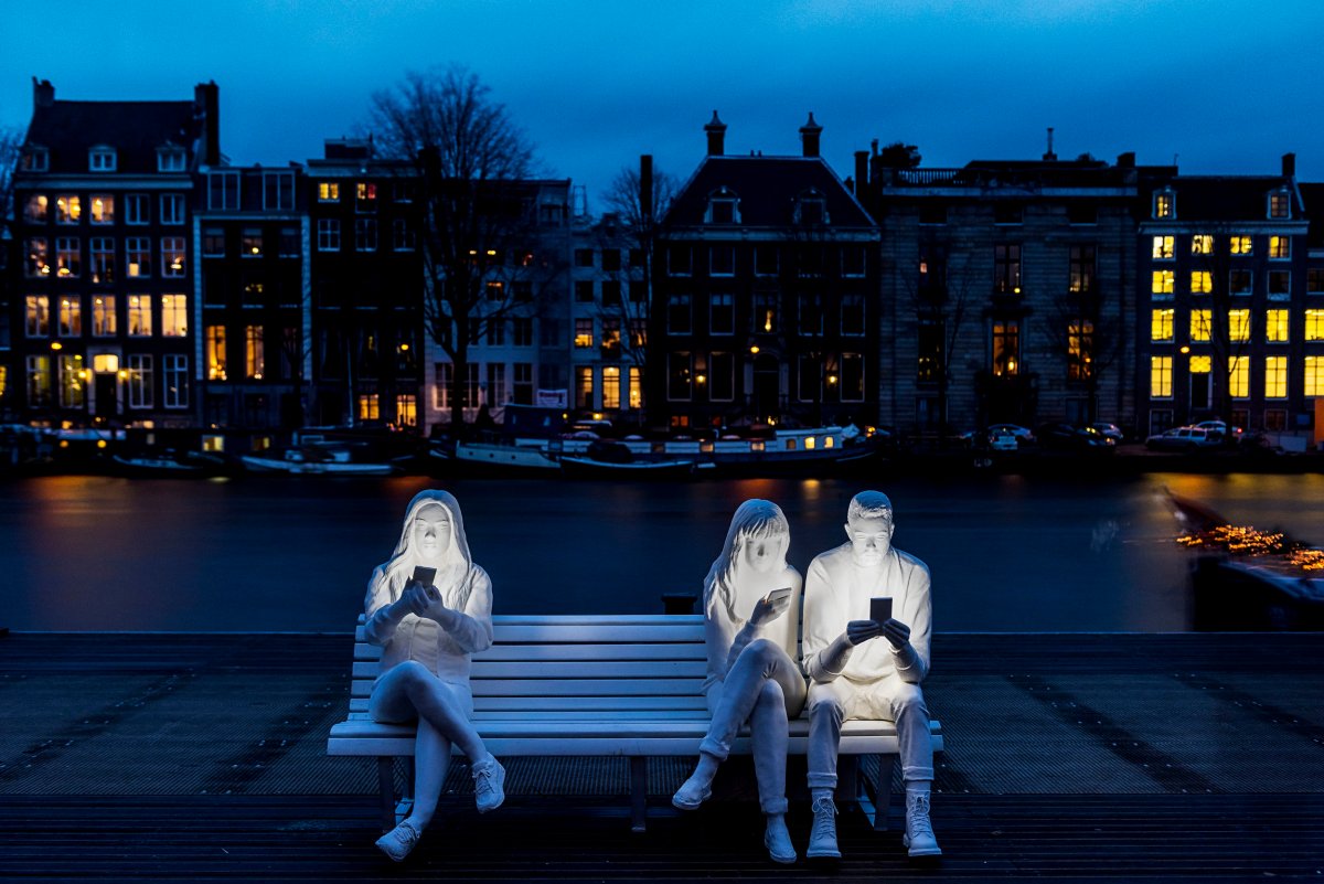AMSTERDAM-Artist-Gali-May-Lucas-Absorbed-by-Light-sculptures-2-1200x801